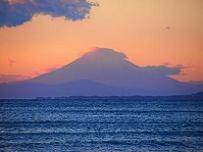 夕日に染まった富士山